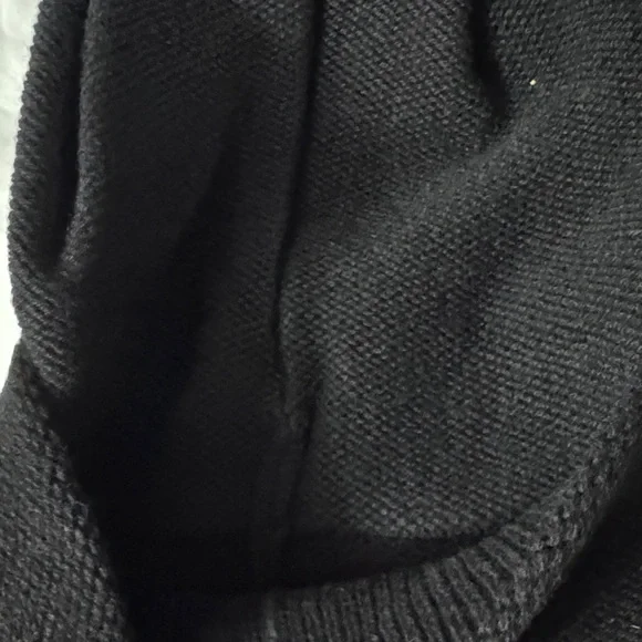 AUTHENTIC brand new CHANEL BLACK cashmere beanie with white CC - Picture 5 of 8